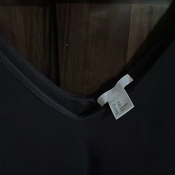 H&M cute spaghetti top with lining , black, Size XS - Picture 3 of 5
